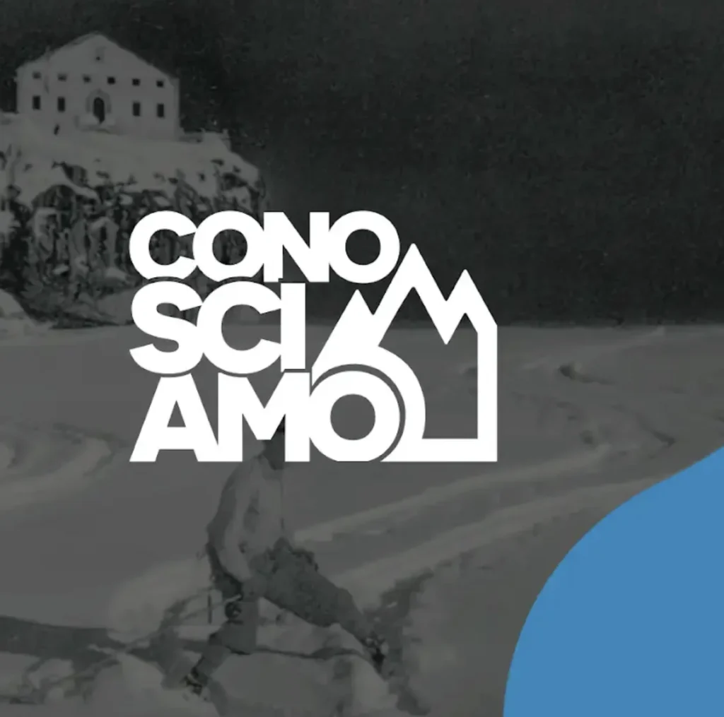 Logo del progetto ConoSciAMO in bianco su sfondo con rifugio di montagna in bianco e nero