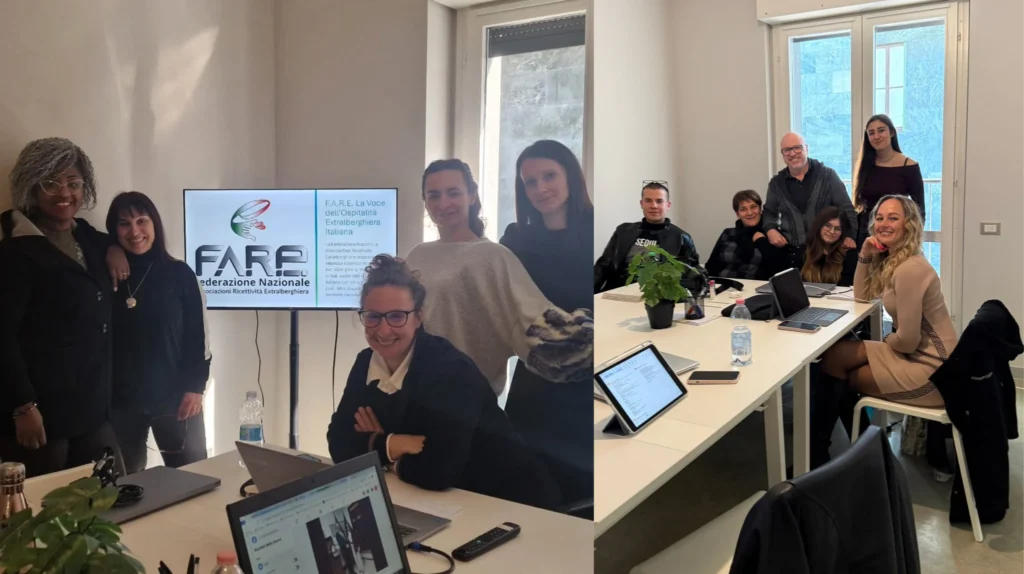 Gruppo di persone al tavolo in un'aula di formazione, con computer portatili e uno schermo con il logo FARE