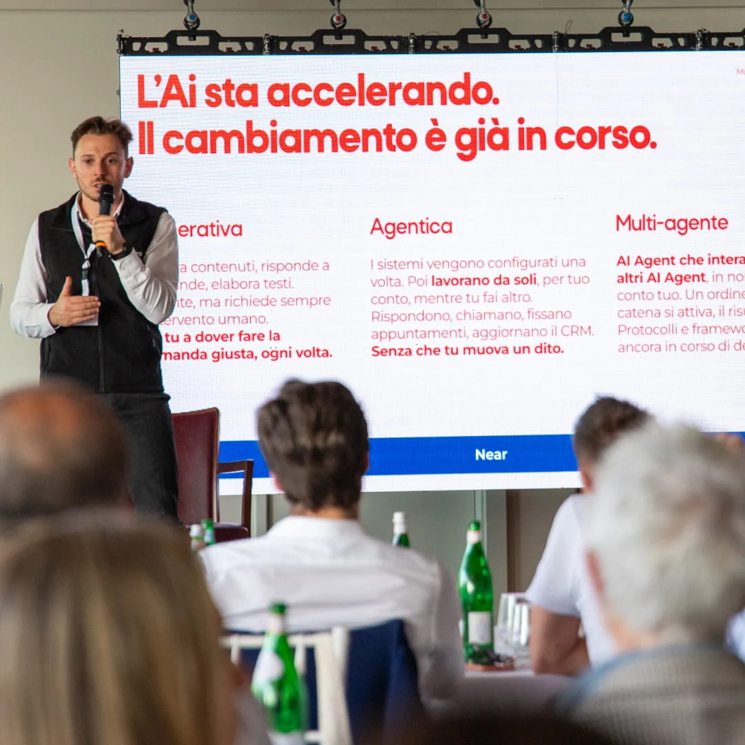 Relatore parla di intelligenza artificiale davanti a uno schermo con la scritta L'AI sta accelerando